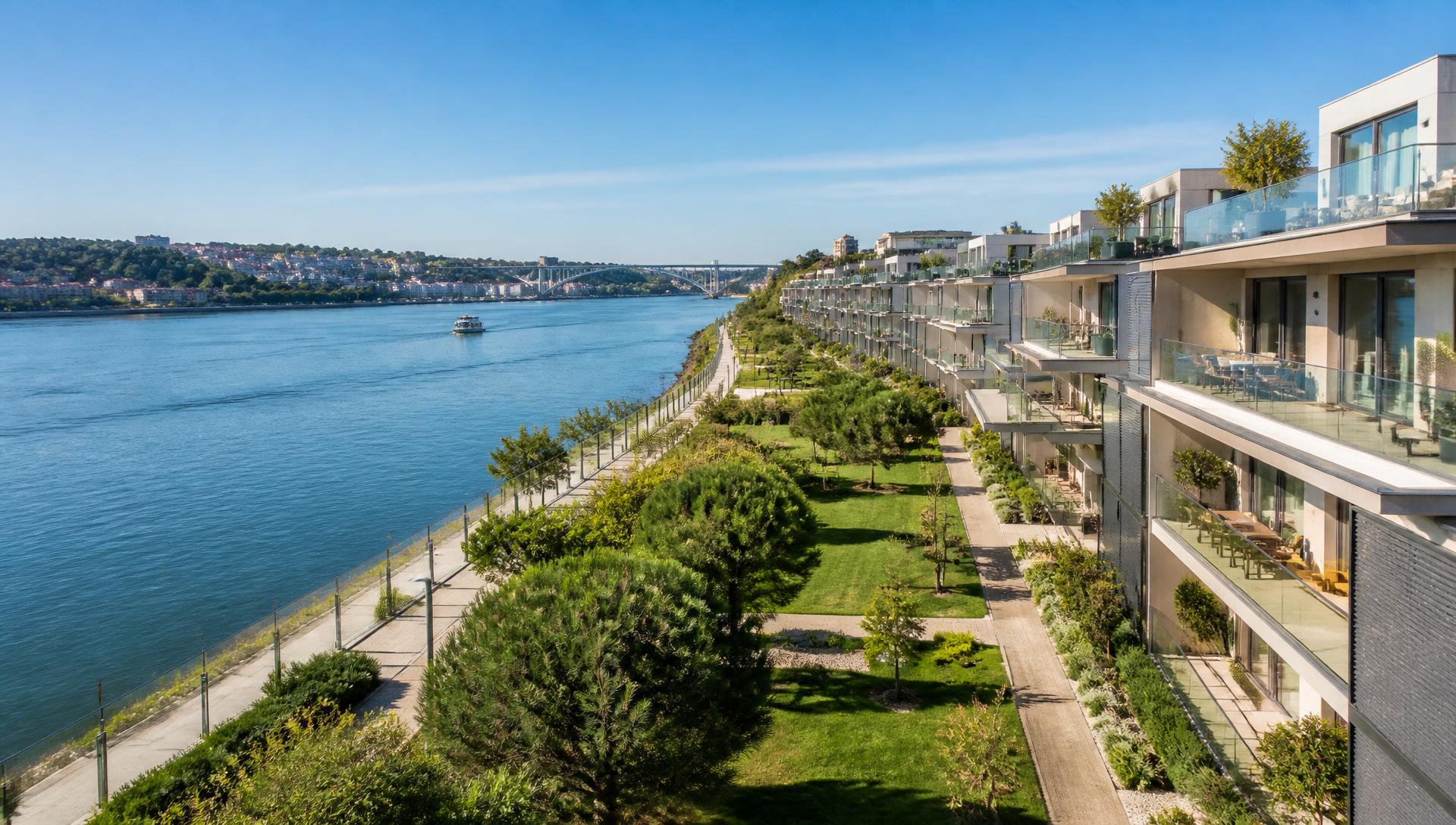 Cais de Gaia com barcos rabelos e o Porto ao fundo